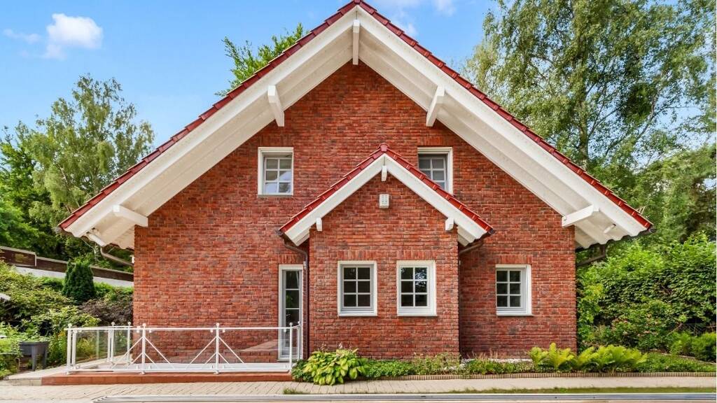 Luxus trifft Lebensqualität - Einfamilienhaus mit 7 Zimmern, Garage, Carport & Pool in Berlin-Kladow