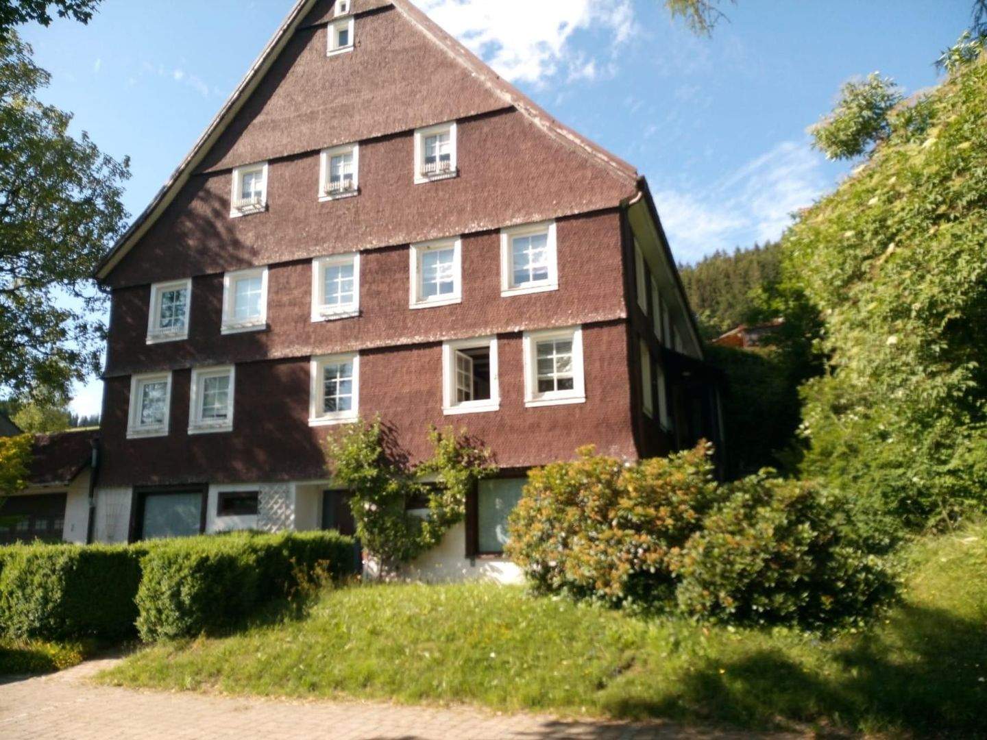 Immobilie in Furtwangen im Schwarzwald - 2-FAMILIEN-SCHWARZWALDHAUS mit Tenne.  Viel PLatz für die Großfamilie. Werkstatt und Großraumgarage.  - Bild 2