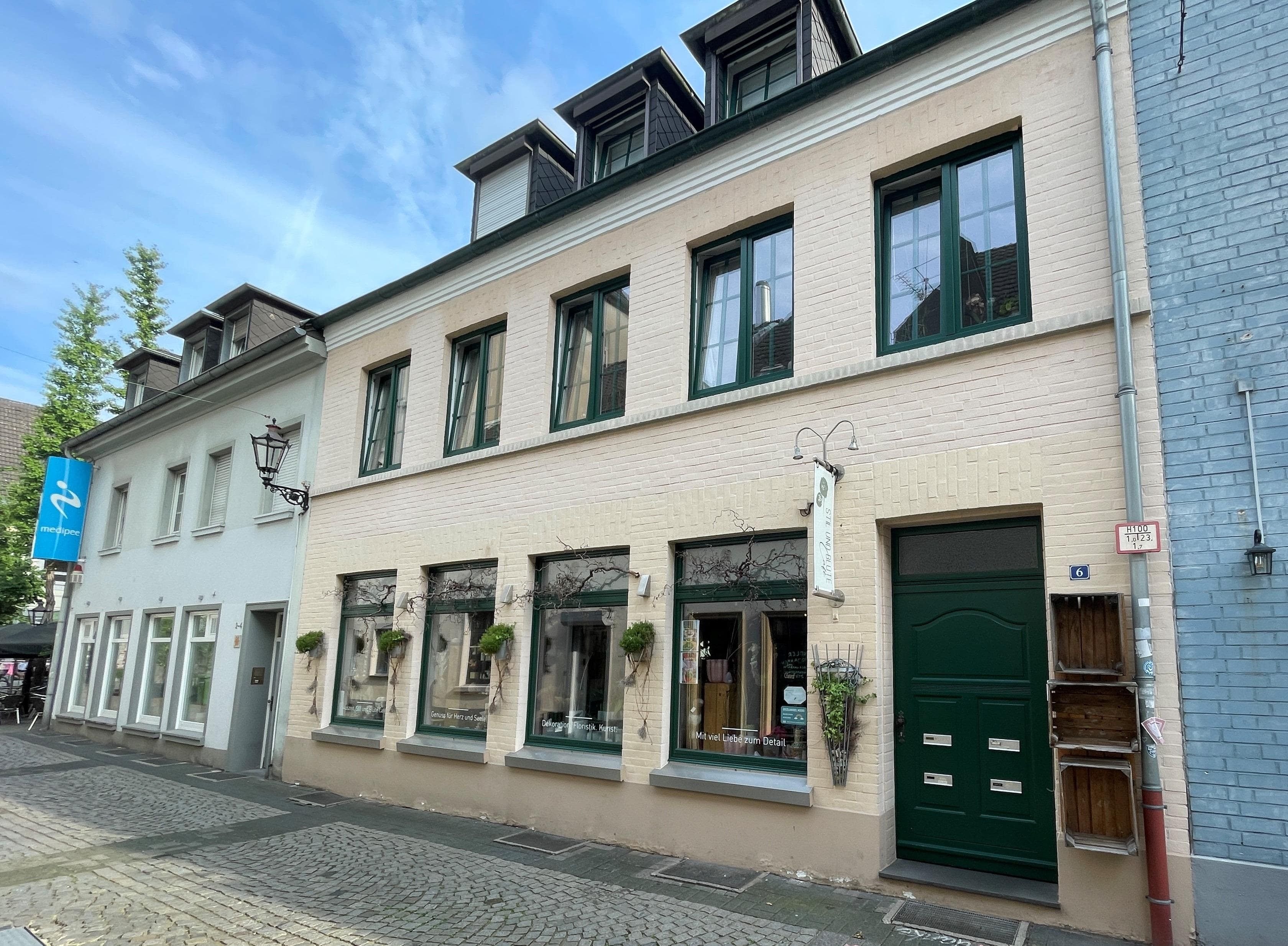 Mehrfamilienhaus zum Kauf 445.000 € 7 Zimmer 154,6 m²<br/>Wohnfläche 222 m²<br/>Grundstück Moers - Mitte Moers 47441