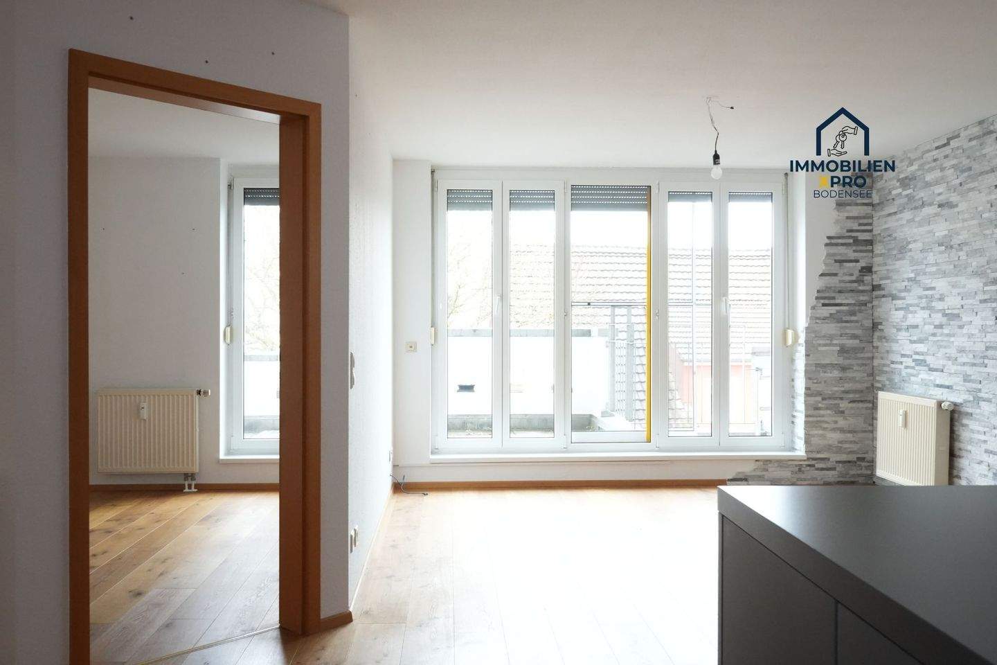 Immobilie in Gailingen am Hochrhein -  3,5-Zimmer-Maisonettewohnung mit Studio, Balkon und Alpenblick – ca. 90 m² Wohnfläche inkl. Tiefgaragenstellplatz - Bild 3