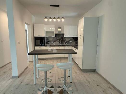 Wohnung zur Miete 900 € 3 Zimmer 74 m² Centar, Varazdin Varazdin
