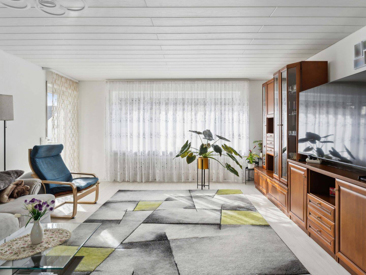 Benningen - Großzügige 4-Zimmer-Wohnung mit Garten, Garage und Carport