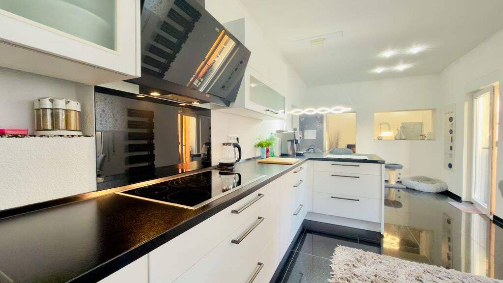 Saniertes Wohnhighlight in zentraler Lage mit Einbauküche, 2 Bädern, Doppelgarage u. großer Terrasse