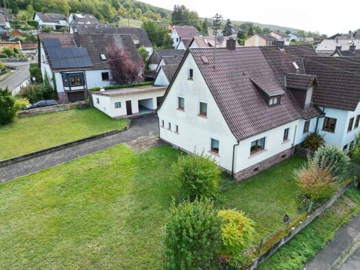 Doppelhaushälfte zum Kauf 253.000 € 5 Zimmer 110 m² 923 m² Grundstück Erlach Neustadt 97845