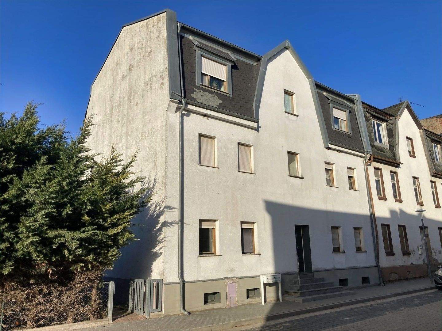 Immobilie in Güsten - Stabile Investition: Gepflegtes Mehrfamilienhaus mit Gemeinschaftsflächen ! - Bild 0