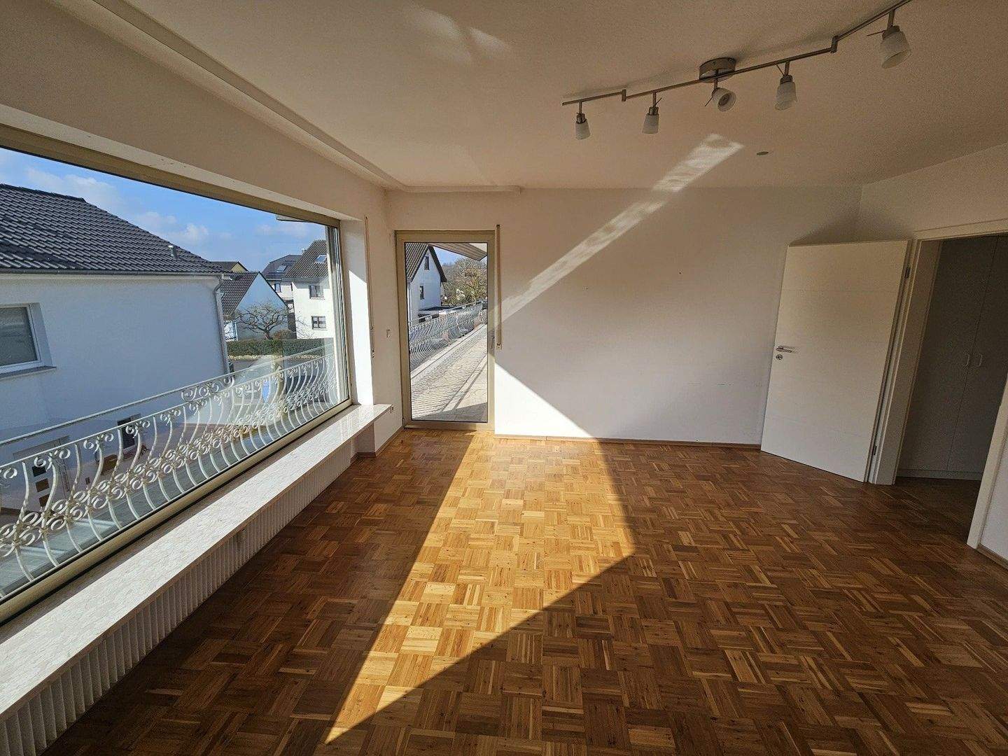 Immobilie in Euerdorf - Ruhepol mit Kamin und  Panorama-Balkon - Bild 4