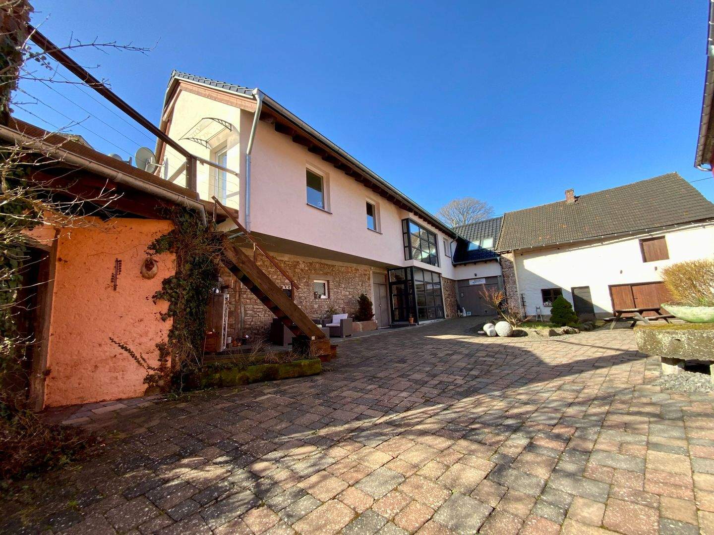 Immobilie in Birresborn - Kleinod - große ehemalige Hofstelle mit Innenhof aus dem 17. Jhd., wovon die Scheune komplett saniert und in 2 Luxus-Ferienhäuser umgebaut wurde. Sepa - Bild 1