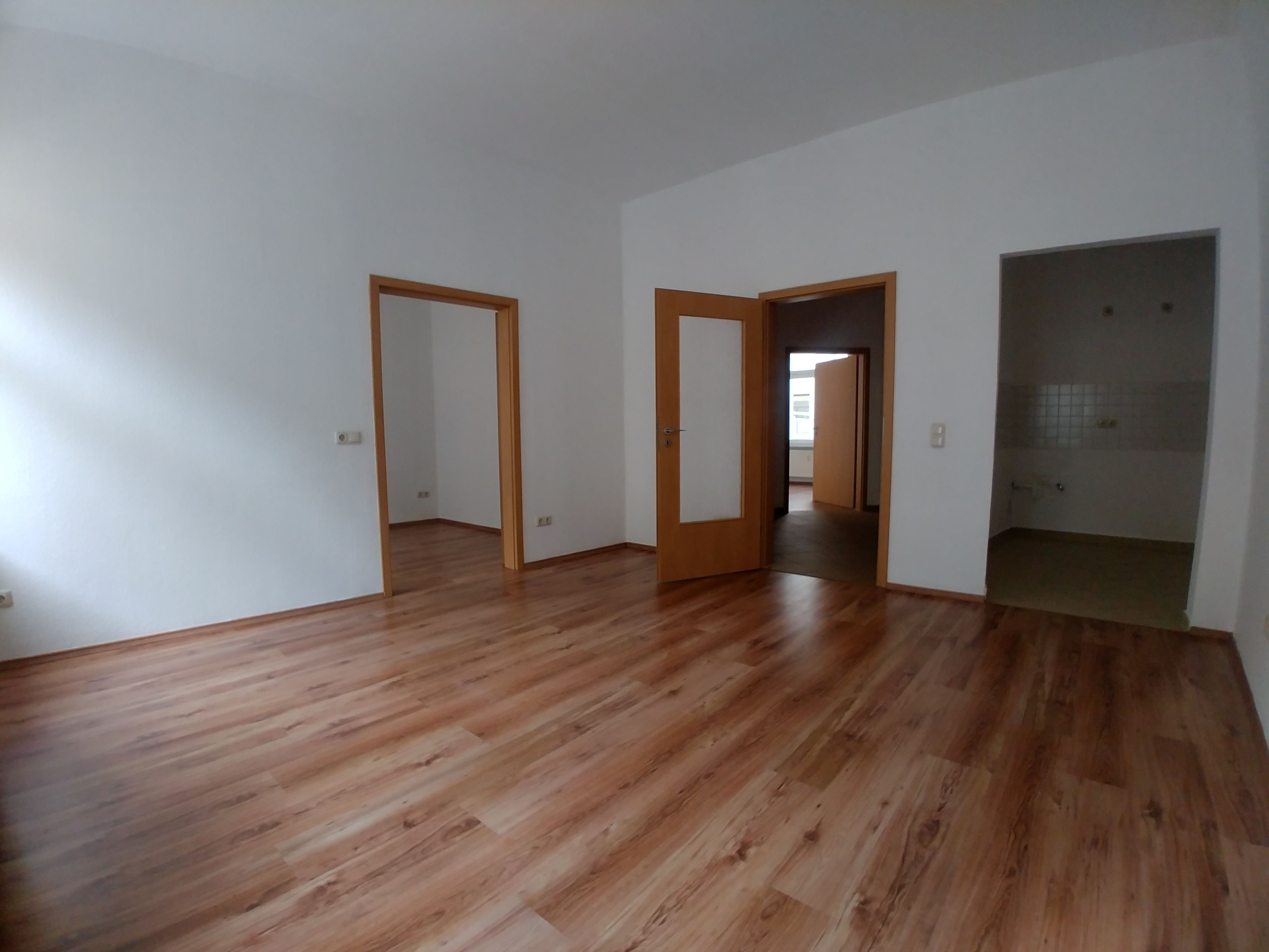 Wohnung zur Miete 300 € 3 Zimmer 58 m²<br/>Wohnfläche 2.<br/>Geschoss 01.12.2024<br/>Verfügbarkeit Greiz Greiz 07973