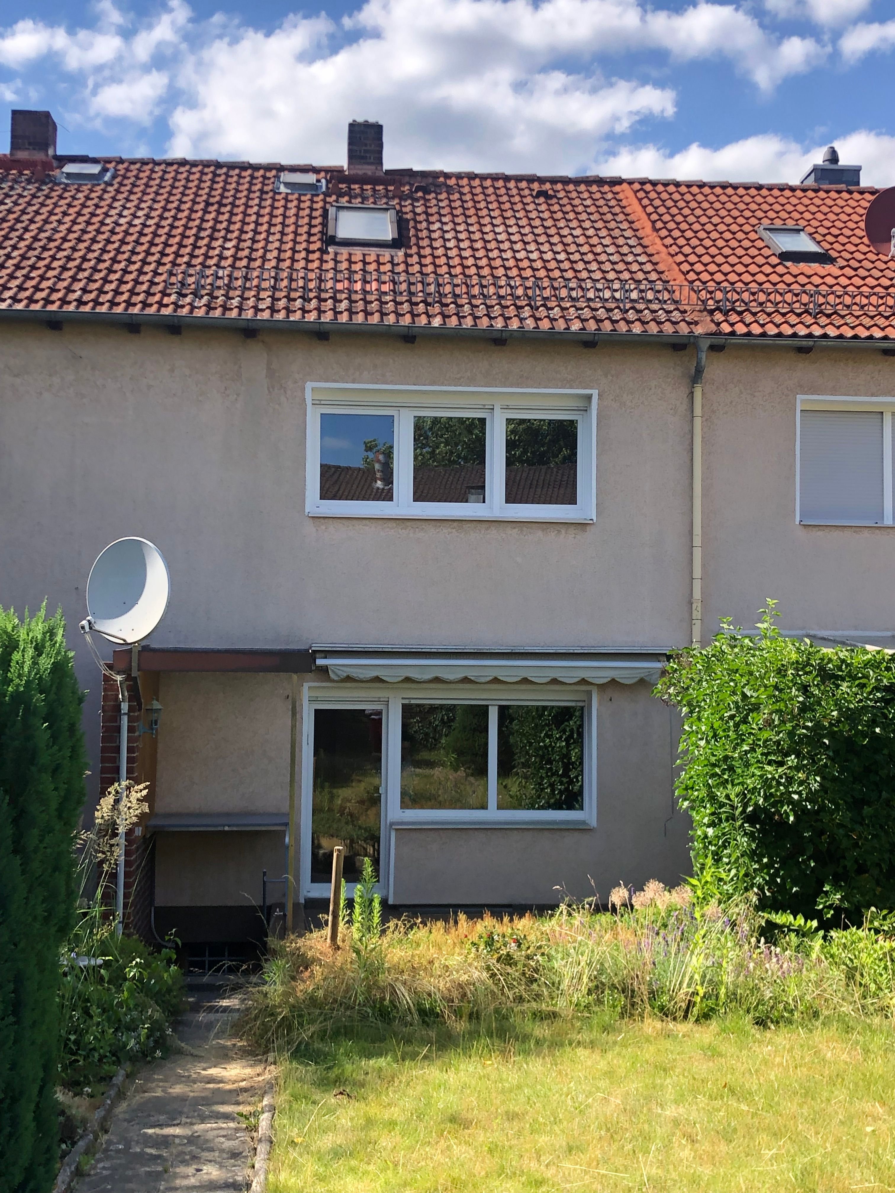 Reihenmittelhaus zum Kauf 89.500 € 4 Zimmer 94 m²<br/>Wohnfläche 230 m²<br/>Grundstück ab sofort<br/>Verfügbarkeit Glockberg / Elzweg Helmstedt 38350