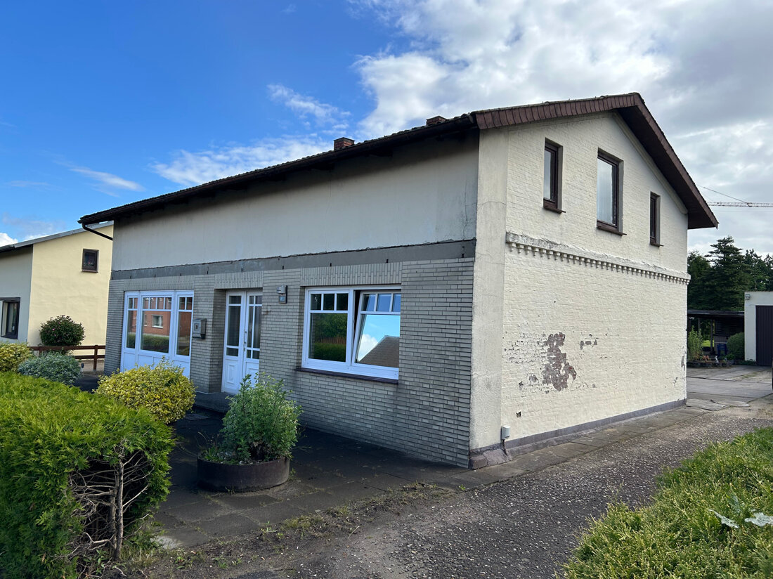 Einfamilienhaus zum Kauf 165.000 € 4 Zimmer 120 m²<br/>Wohnfläche 865 m²<br/>Grundstück 01.10.2024<br/>Verfügbarkeit Albersdorf 25767