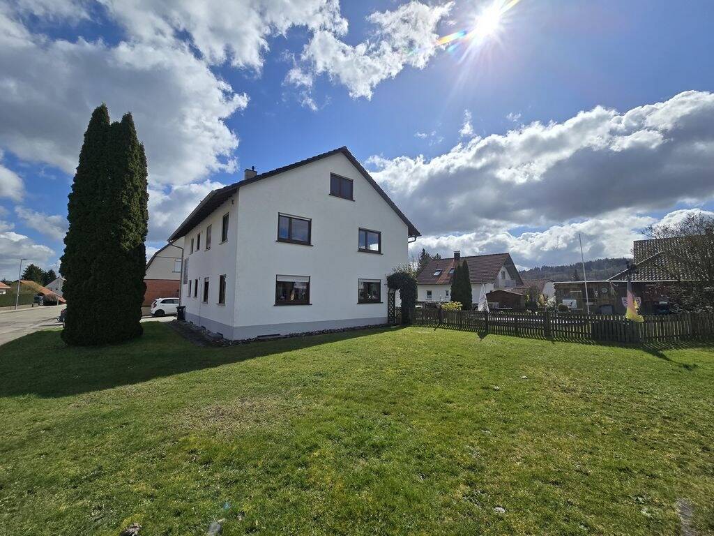 Immobilie in Gschwend - Gepflegtes Zweifamilienhaus auf großem Grundstück mit zwei Garagen - Bild 1