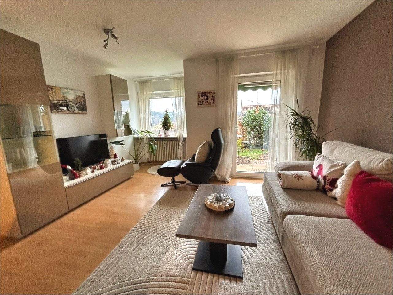 Immobilie in Aidlingen - Vermietete 2-Zimmer-ETW mit Garten und Garage - ruhige Lage - Bild 0