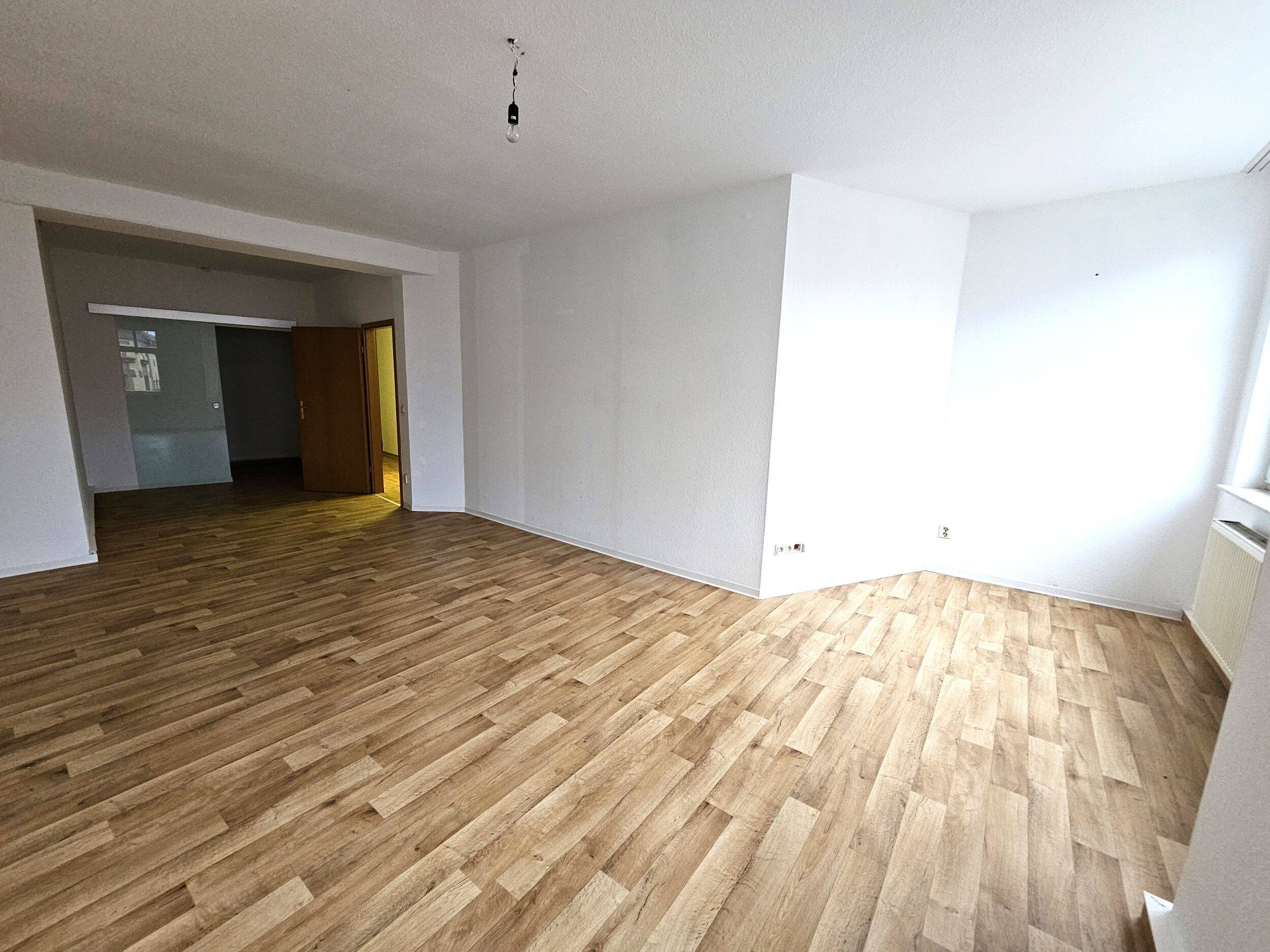 Wohnung zur Miete 540 € 2 Zimmer 84 m²<br/>Wohnfläche 3.<br/>Geschoss ab sofort<br/>Verfügbarkeit Geschwister-Scholl-Straße 10 Dingelstädt 37351