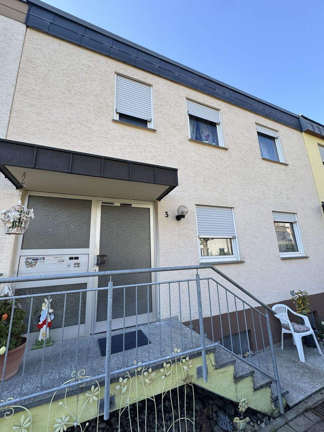 Immobilie in Remseck am Neckar - Vielseitiges Zweifamilienhaus: 2 Wohnungen, Balkon & flexible Nutzungsmöglichkeiten - Bild 1