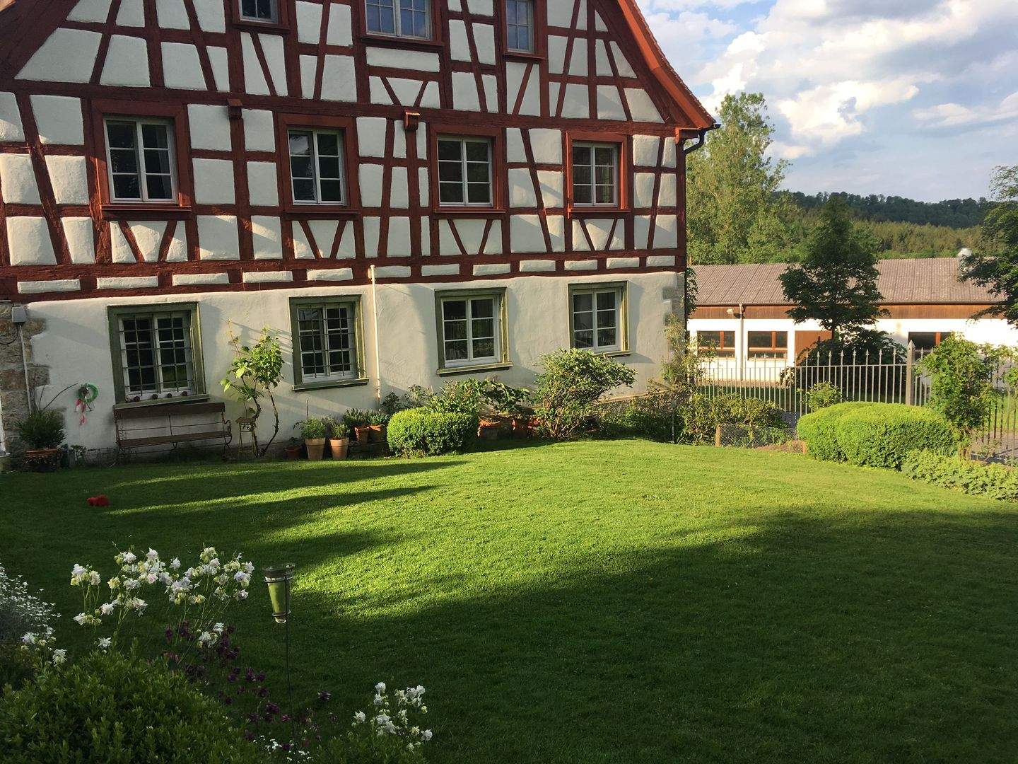 Immobilie in Inzigkofen - "Eine Liebe fürs Leben: Ihr besonderes Zuhause für Sie und Ihre Familie - am Tor zum Donautal, umgeben von sonniger, grüner Natur." - Bild 2