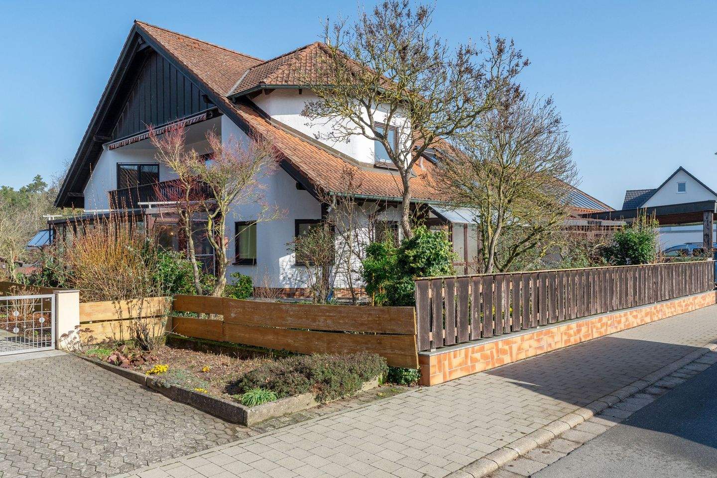 Immobilie in Hagenbüchach - Attraktives Zweifamilienhaus mit viel Platz und großem Grundstück in Hagenbüchach - Bild 0