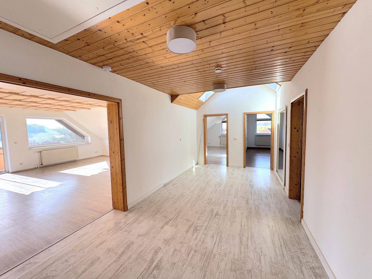 Immobilie in Gleichen - Lichtdurchflutete Eigentumswohnung mit Kamin und Doppelcarport - Bild 1