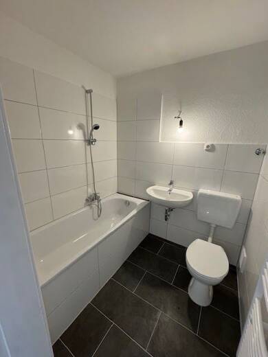 Wohnung zur Miete 539 € 3,5 Zimmer 63,5 m² Dachgeschoss, 5. Geschoss frei ab 01.07.2025 Nassauerring 21/23 Stadtgarten/Drießendorf Krefeld 47798