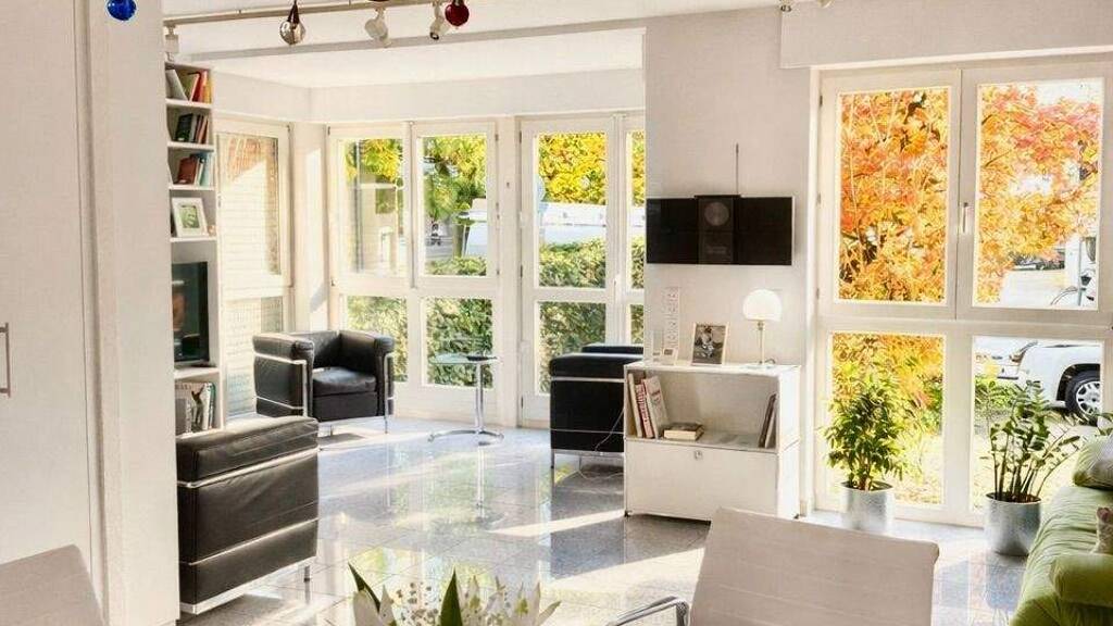 Raum für Familie und Zukunft – Zweifamilienhaus mit vielen Optionen, 2 Garagen und Garten im begehrten Stadtteil Unterrath