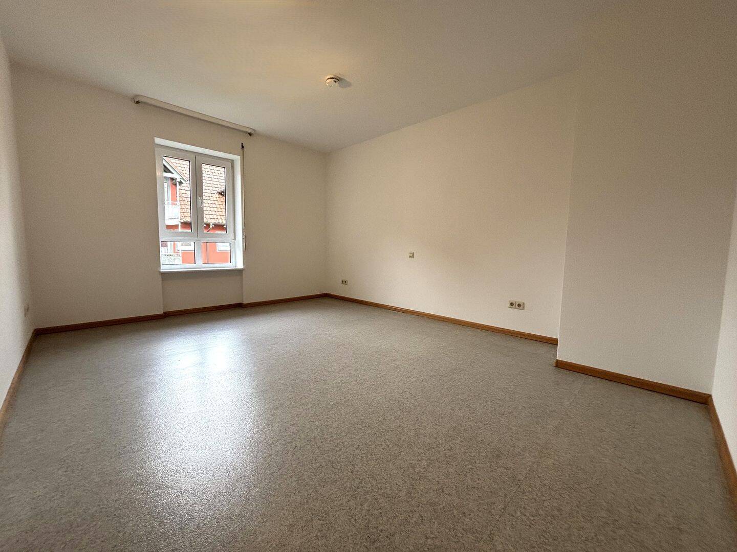 Immobilie in Hohentengen am Hochrhein - Grenznah: Großzügige 3-Zimmer-Wohnung mit Weitblick, Tiefgaragenstellplatz & moderner Pelletheizung - Bild 4