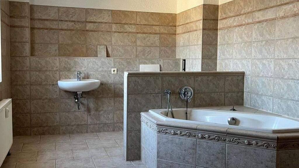 Wohnung zur Miete 695 € 3 Zimmer 115,7 m² Geschoss 4/4 frei ab sofort Zeitzer Straße 22 a Pegau 04523