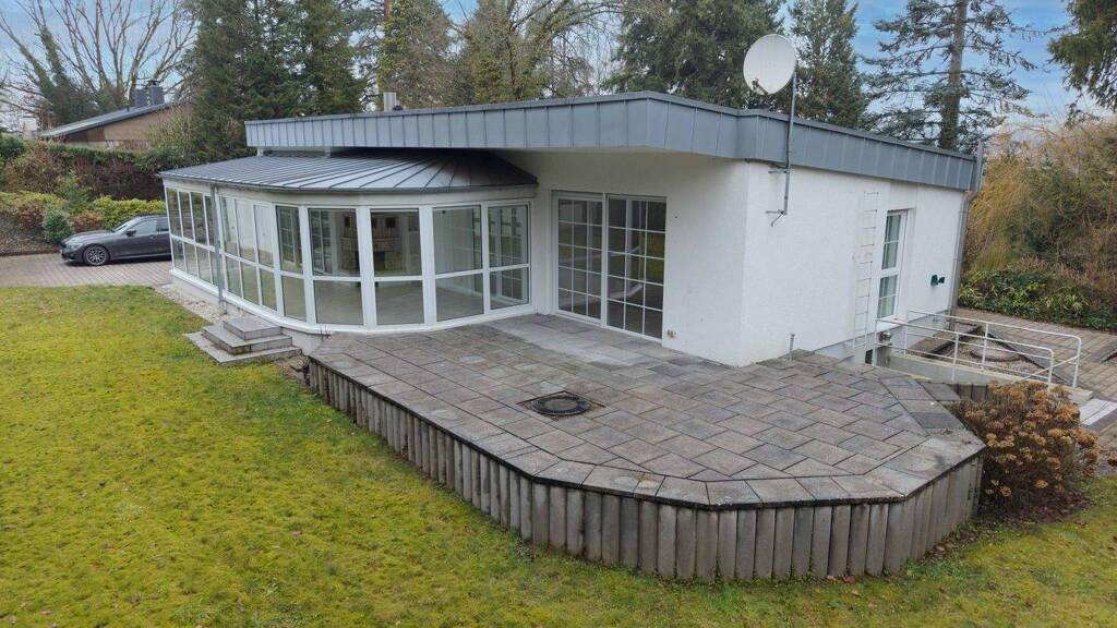 Kernsaniertes Wohnhaus mit Wintergarten, Kamin & großem Grundstück – 2 Doppelgaragen – Zweibrücken