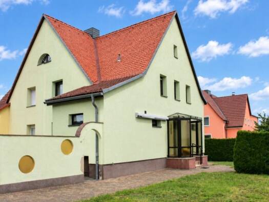 Doppelhaushälfte zum Kauf provisionsfrei 109.000 € 5 Zimmer 108,1 m² 785 m² Grundstück frei ab sofort Lauta Lauta 02991