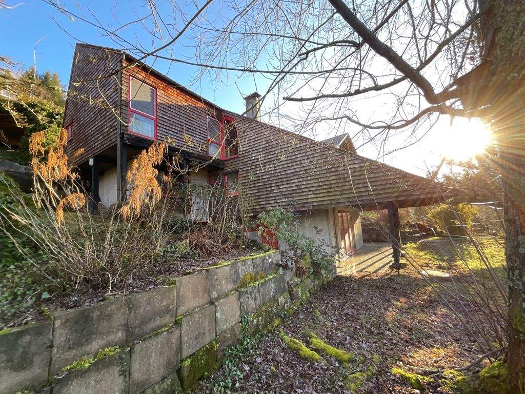 Immobilie in Alpirsbach - Ein nicht alltägliches Architektenhaus mit hellen großzügigen offen gestalteten Wohnebenen. - Bild 1