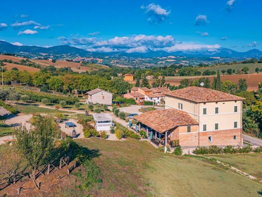 Bauernhaus zum Kauf 990.000 € 14 Zimmer 700 m² 39.600 m² Grundstück Panoramablick Matelica 62024