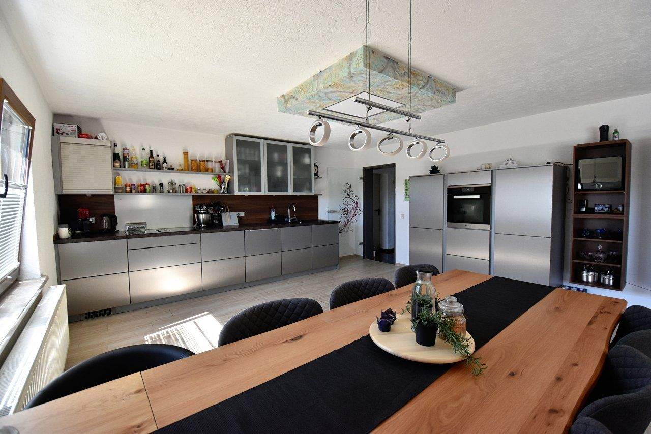 Immobilie in Hermeskeil - Stilvoll wohnen mit viel Platz: Modernisiertes Familienhaus mit besonderen Highlights und Option auf zwei Wohneinheiten - Bild 4