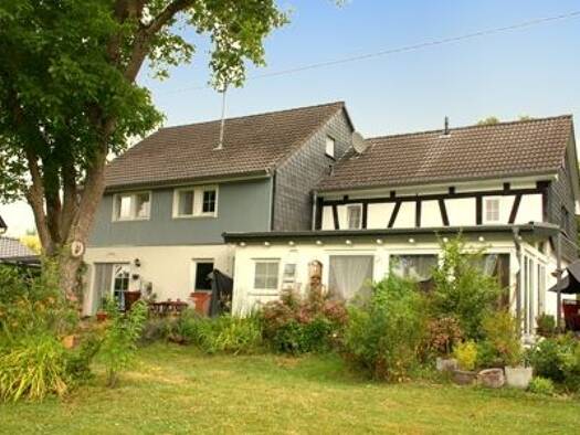 Mehrfamilienhaus zum Kauf 259.000 € 9 Zimmer 250 m² 1.350 m² Grundstück frei ab 15.10.2026 Amteroth Gieleroth 57610
