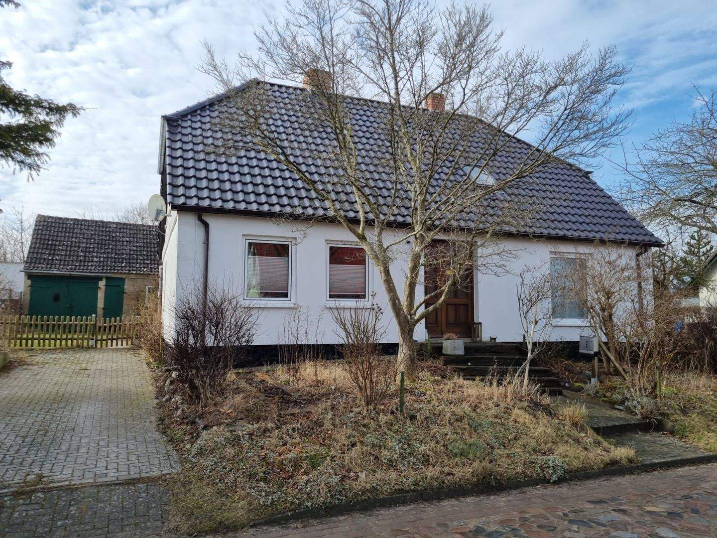 Immobilie in Altenkirchen - Charmantes Einfamilienhaus mit Nebengebäude in ruhiger Lage von Altenkirchen - Bild 0