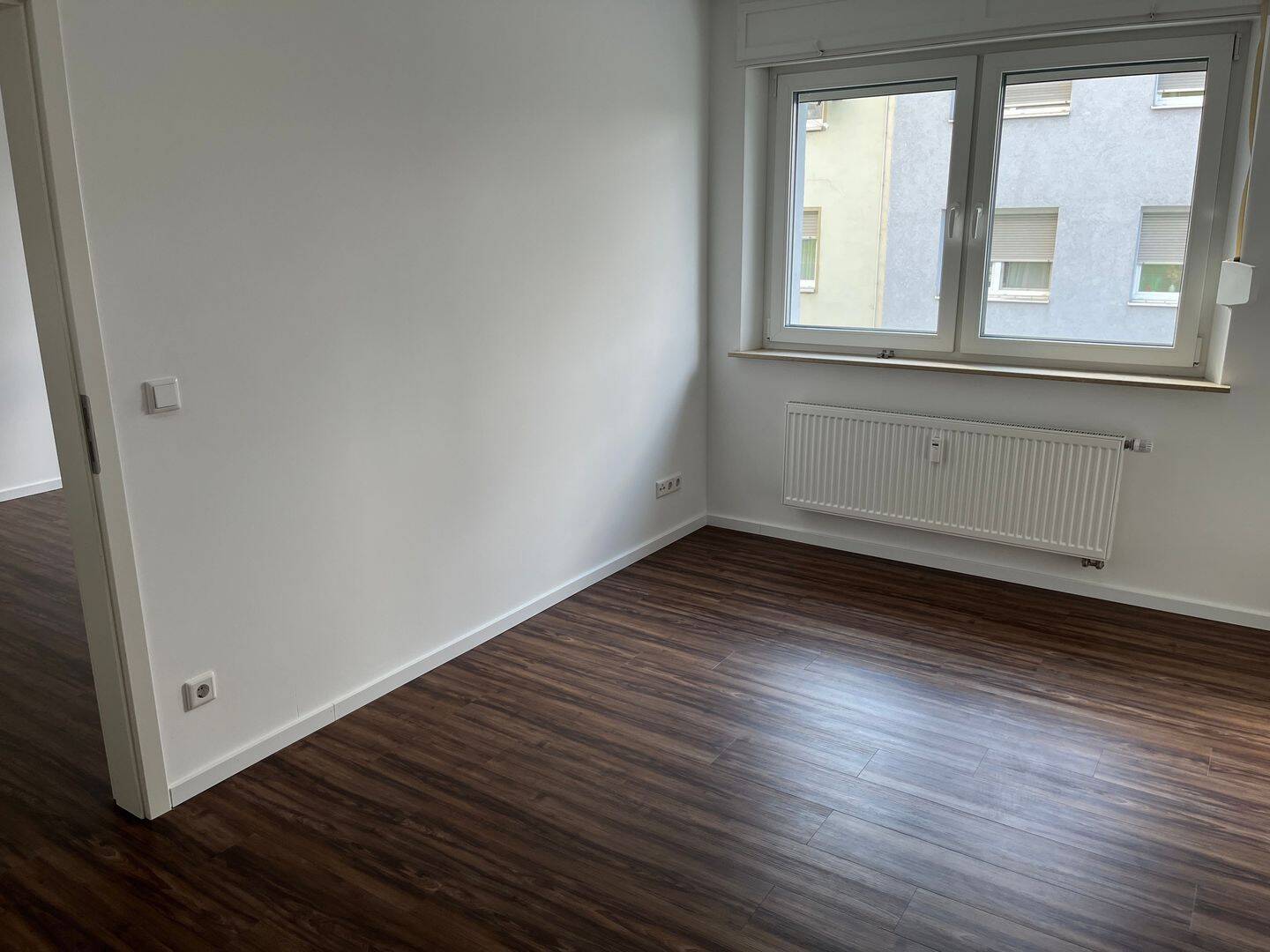 Erstbezug nach Renovierung - 3 ZW im 1. OG mit Balkon zum Innenhof, modernes Tageslichtbad mit Badewanne - ab sofort bezugsbereit – Nürnberg – Vorschaubild 4