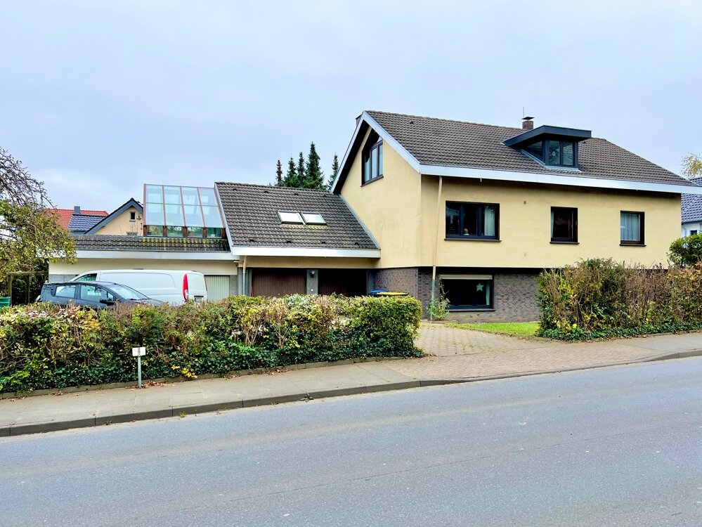 Mehrfamilienhaus zum Kauf 459.000 € 12 Zimmer 328,8 m²<br/>Wohnfläche 1.073 m²<br/>Grundstück Brake Lemgo 32657