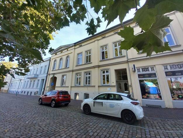 Wohnung zur Miete 650 € 3 Zimmer 99 m² 1. Geschoss frei ab 01.04.2026 Güstrow 18273