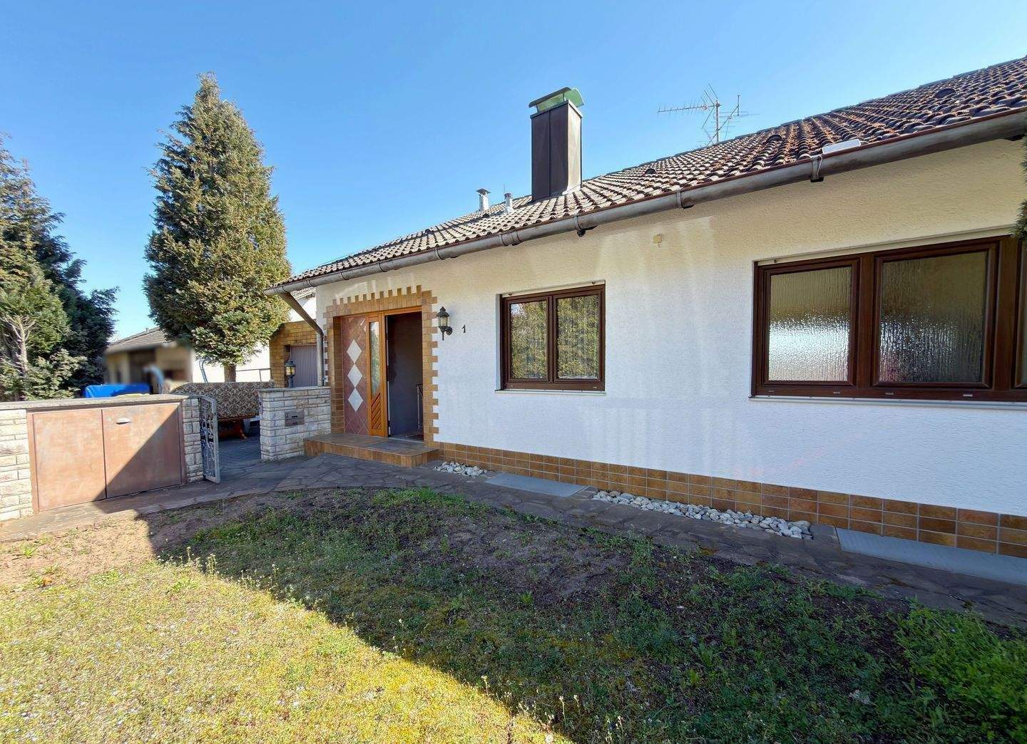 Immobilie in Ammerndorf - Traumhafte Hanglage mit Weitblick – Zweifamilienhaus mit großem Grundstück und viel Potenzial! Doppelgarage ~ zwei separate Wohneinheiten - Bild 3