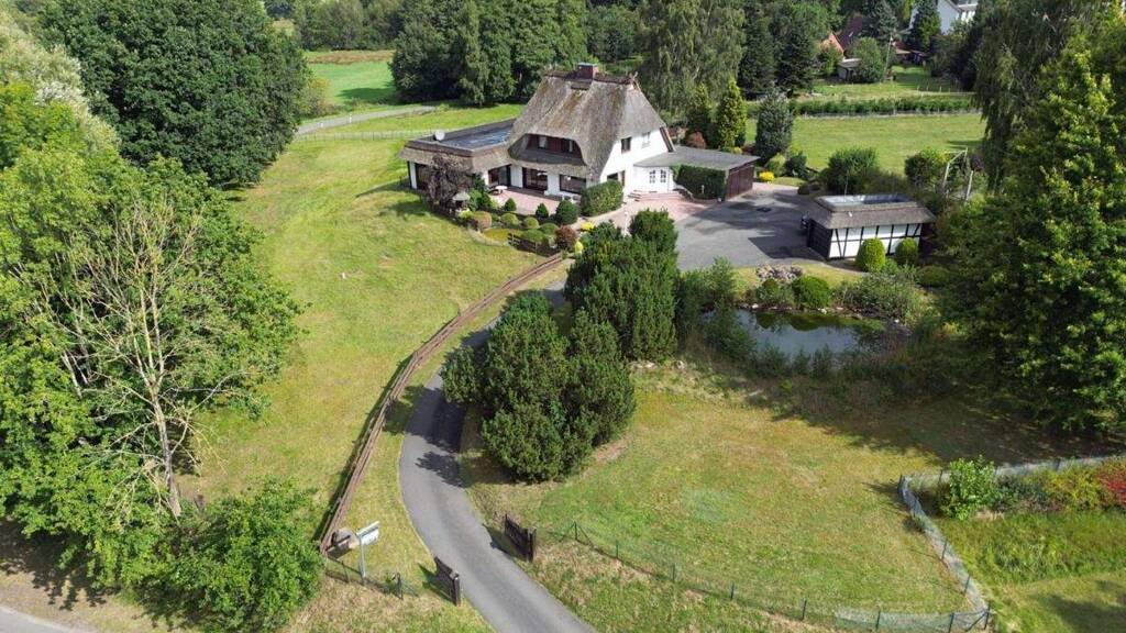 Raum für Ihre Ideen - Reetdach-Anwesen mit Atelier in Ortsrandlage, Pferdehaltung möglich