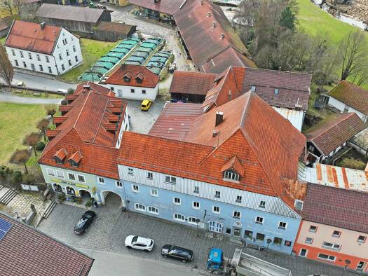 Haus zum Kauf 390 € 30 Zimmer 1.800 m² 1.007 m² Grundstück frei ab sofort Deggendorf Deggendorf 94469