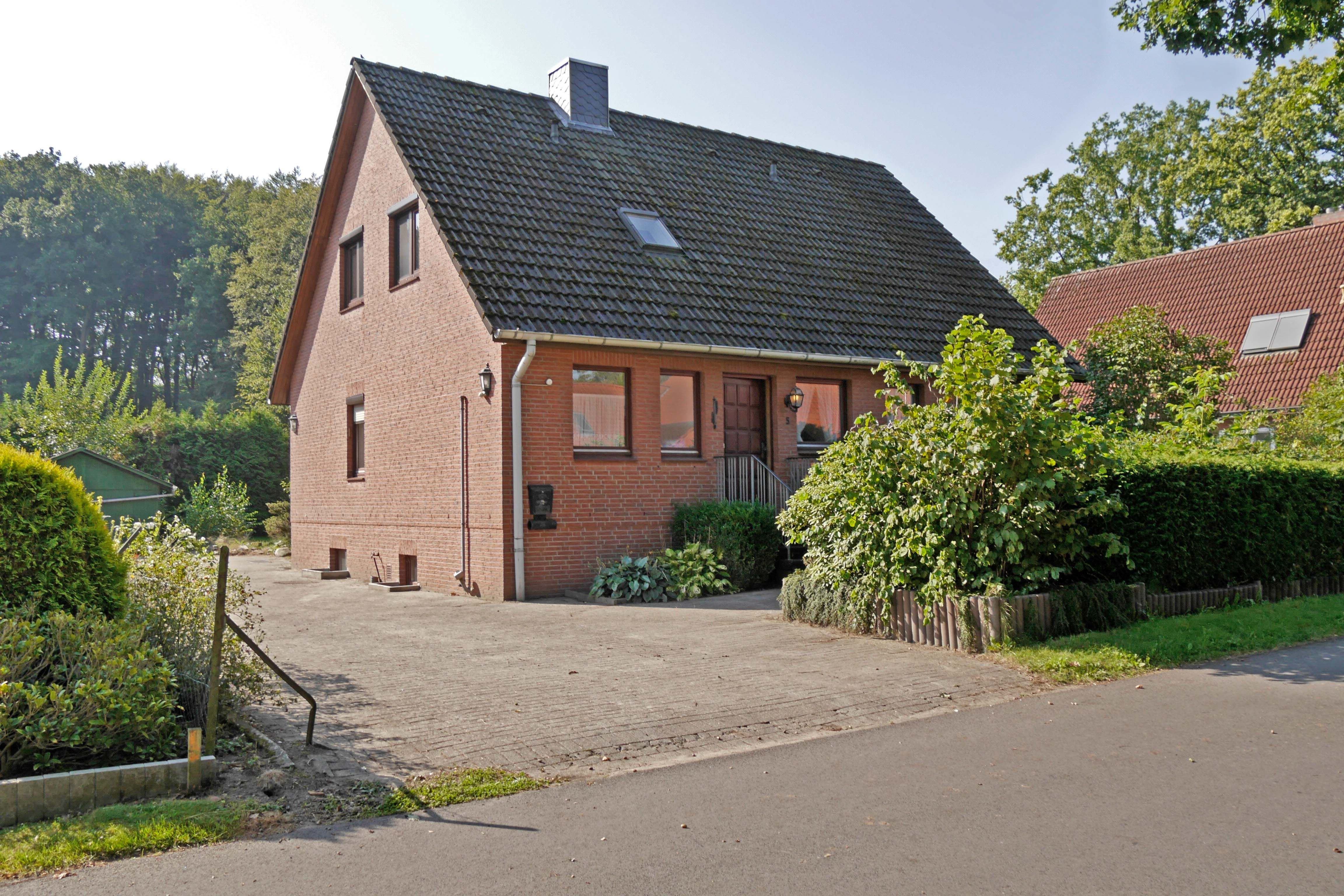 Mehrfamilienhaus zum Kauf 325.000 € 5 Zimmer 134 m²<br/>Wohnfläche 935 m²<br/>Grundstück ab sofort<br/>Verfügbarkeit Agathenburg 21684