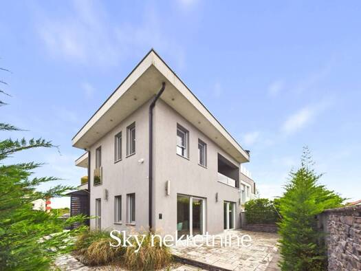 Haus zur Miete 3.300 € 9 Zimmer 323 m² Blato