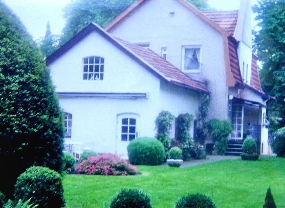 Villa zum Kauf 999.000 € 8 Zimmer 1.764 m²<br/>Grundstück ab sofort<br/>Verfügbarkeit Schnelsen Hamburg 22457