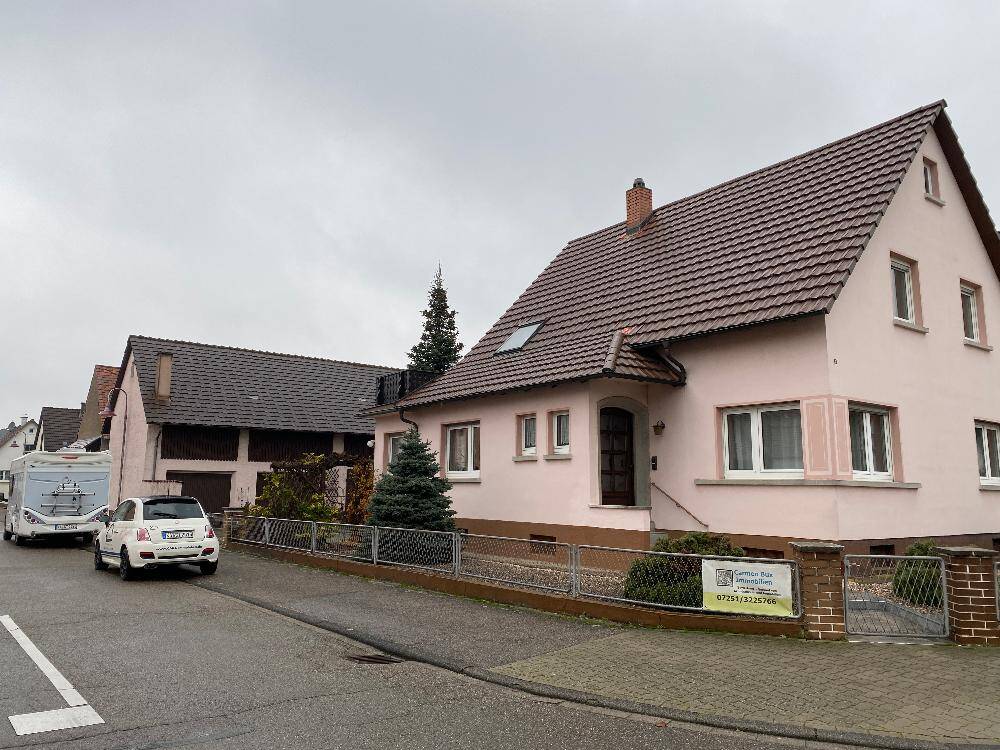 Immobilie in Karlsdorf-Neuthard - ### Zweifamilienhaus mit Nebengebäuden und Scheune ### - Bild 0