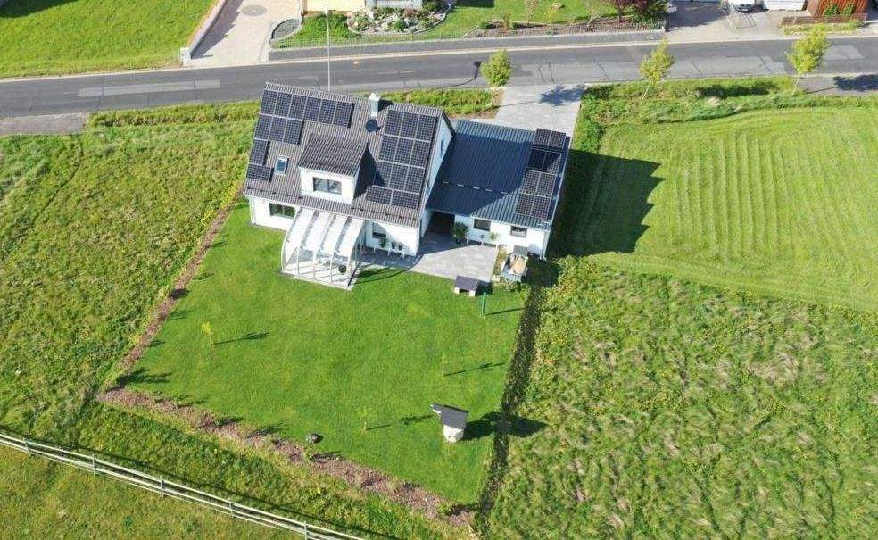 Immobilie in Poppenricht - Modernes KfW 55 Einfamilienhaus mit EBK, PV, Speicher, Wintergarten und Doppelgarage - Bild 0