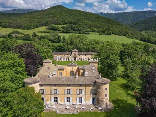 Schloss zum Kauf 2.200.000 € 20 Zimmer 1.680 m² 63.142 m² Grundstück Châteaudouble 26120