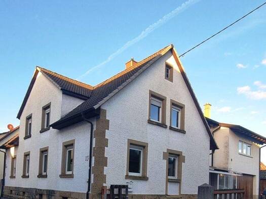 Doppelhaushälfte zum Kauf 275.500 € 5 Zimmer 152 m² 350 m² Grundstück Neue Bahnhofstrasse 13 Sulzfeld 75056