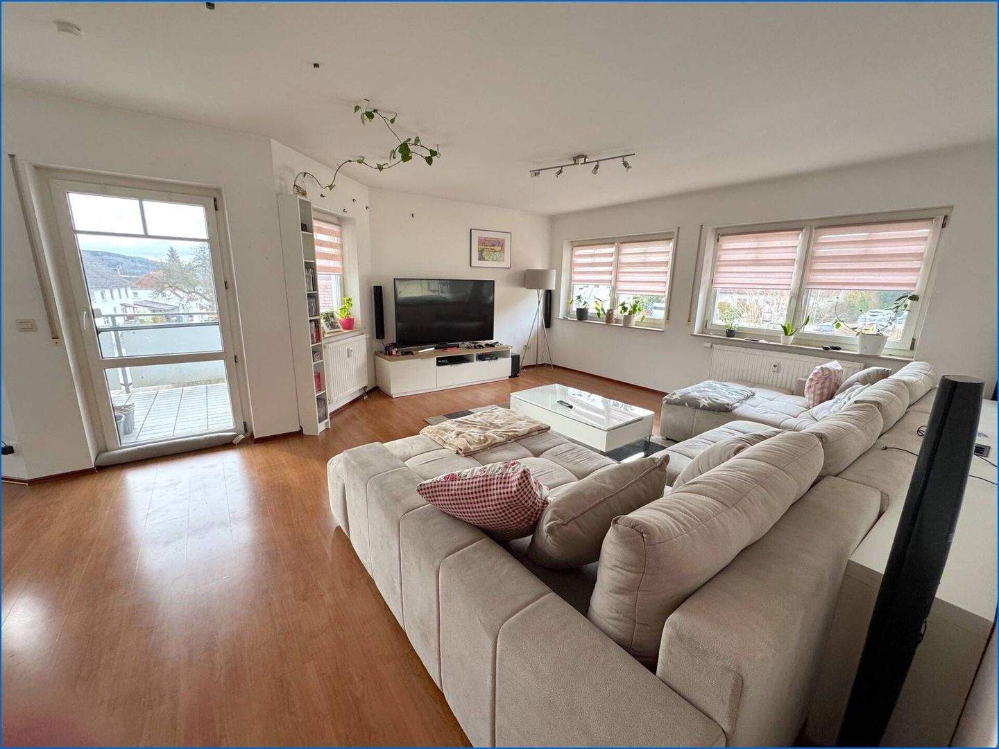 Immobilie in Hohenfels - Attraktive 4,5 Zi.-Wohnung im 1.OG mit Südbalkon, Garage und Stellplatz, in naturnaher Lage! - Bild 2