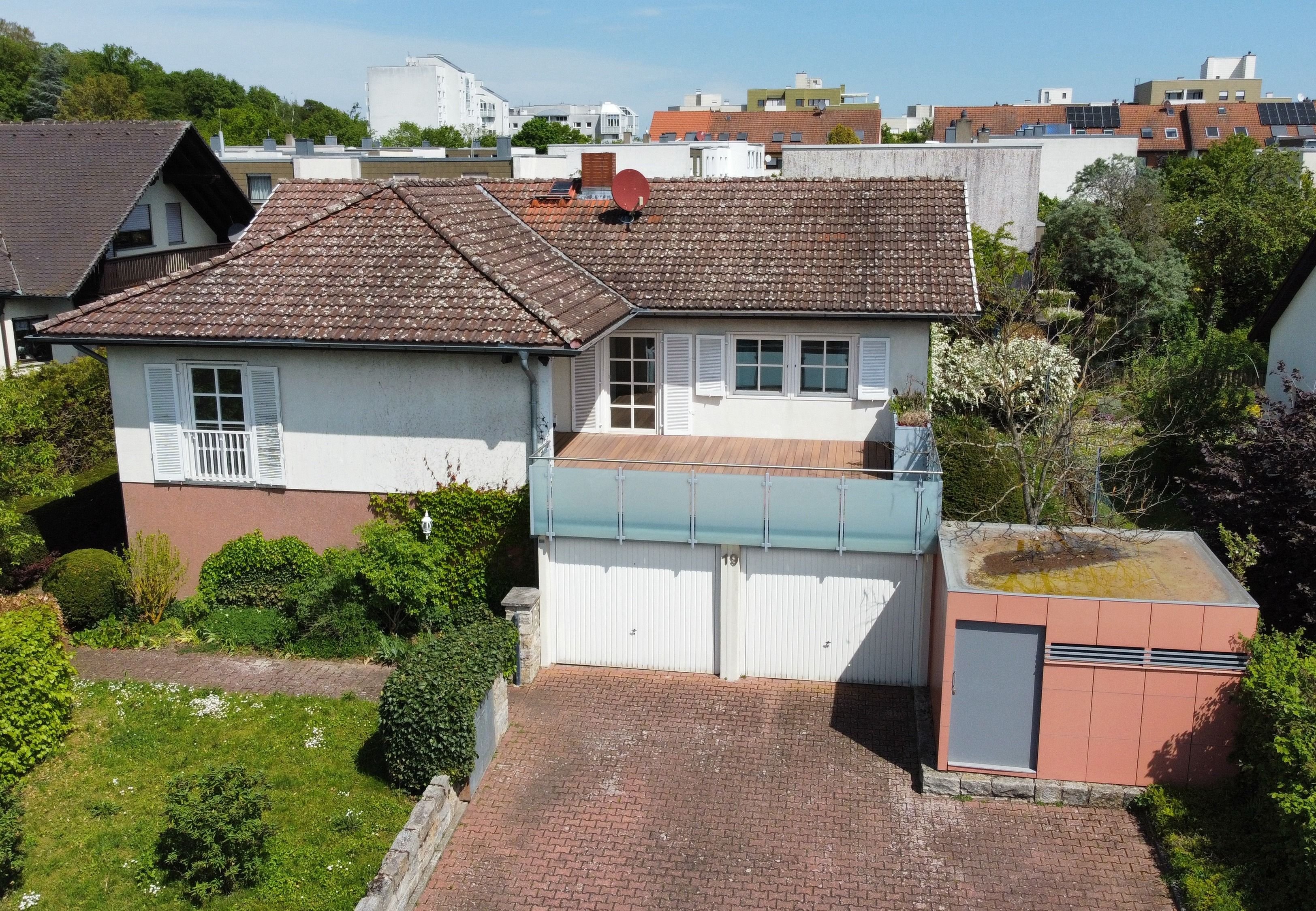 Bungalow zum Kauf 749.000 € 224,8 m²<br/>Wohnfläche 699 m²<br/>Grundstück ab sofort<br/>Verfügbarkeit Höchberg 97204