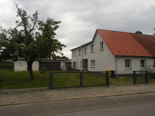 Doppelhaushälfte zum Kauf 149.000 € 5 Zimmer 137 m² 763 m² Grundstück frei ab sofort Turmstraße Lauta Lauta 02991