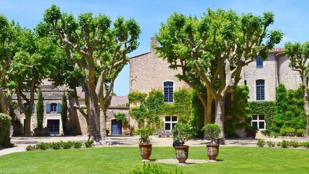 Schloss zum Kauf 1.950.000 € 33 Zimmer 672 m² 7.795 m² Grundstück UZES 30700