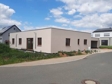 Bungalow zum Kauf - Erstbezug provisionsfrei 724.500 € 5 Zimmer 146 m² 748 m² Grundstück frei ab sofort Bürgermeister-Keckl-Str. 29 Deining Deining 92364
